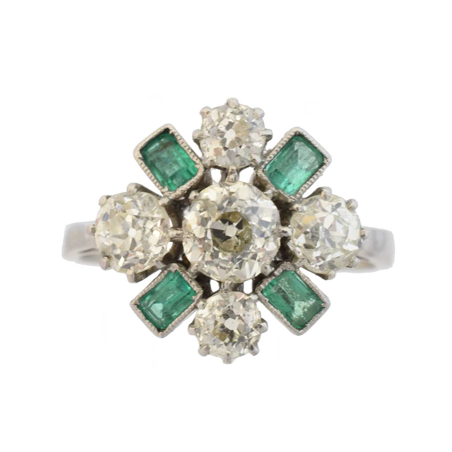 Lot 139 - An emerald and diamond cluster ring