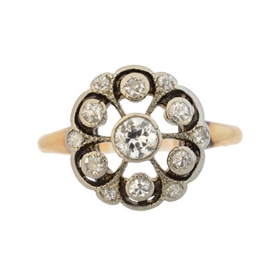 Lot 106 - An early 20th century diamond cluster ring