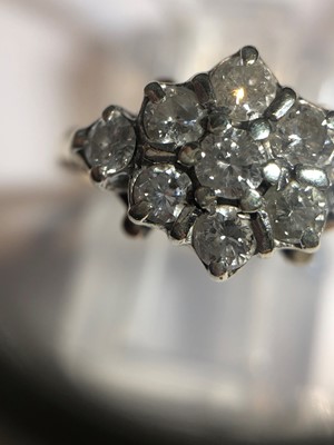 Lot 41 - A 9ct gold diamond cluster ring