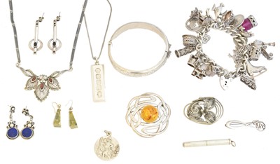 Lot 83 - A selection of silver jewellery