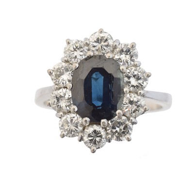 Lot 99 - An 18ct gold sapphire and diamond cluster ring