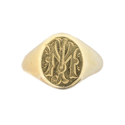 Lot 132 - An 18ct gold signet ring