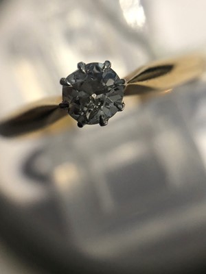 Lot 94 - A diamond single stone ring