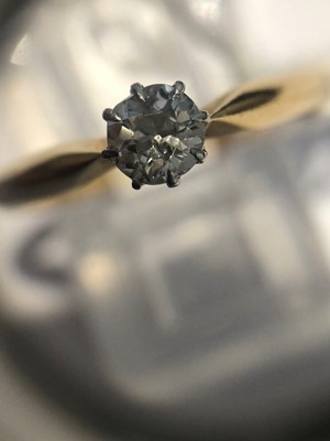Lot 94 - A diamond single stone ring