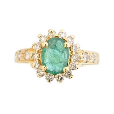 Lot 140 - An emerald and diamond cluster ring