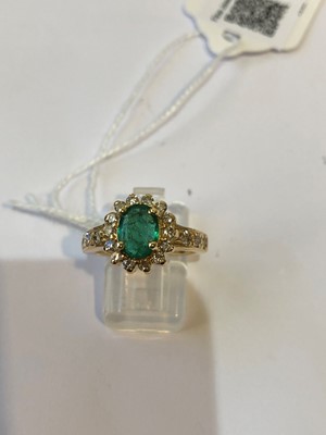 Lot 140 - An emerald and diamond cluster ring
