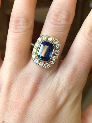 Lot 107 - An 18ct gold sapphire and diamond cluster ring