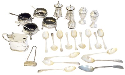 Lot 140 - A selection of silver