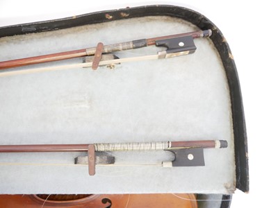 Lot 224 - Maggini style 4/4 violin in case with two bows