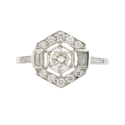 Lot 160 - A diamond cluster ring
