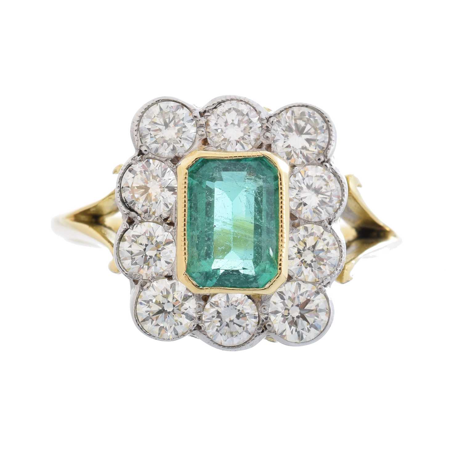 Lot 142 - An emerald and diamond cluster ring