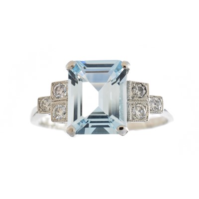 Lot 97 - An aquamarine and diamond dress ring
