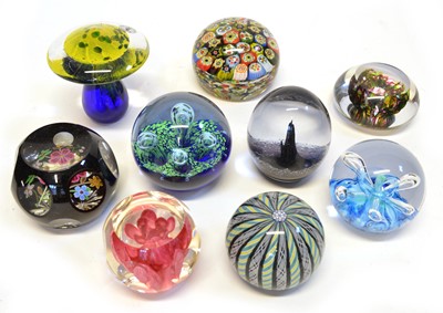 Lot 144 - 9 mixed paperweights