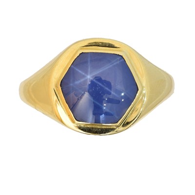 Lot 101 - An 18ct gold synthetic star sapphire dress ring