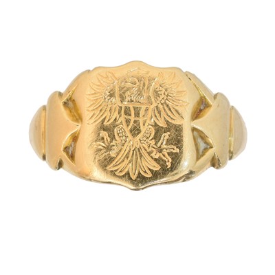 Lot 134 - An 18ct gold signet ring.