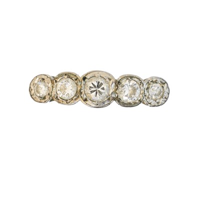 Lot 104 - A diamond five stone ring