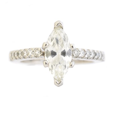 Lot 104 - A diamond single stone ring