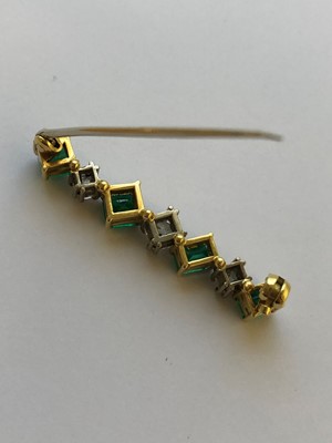 Lot 12 - A set of emerald and diamond jewellery