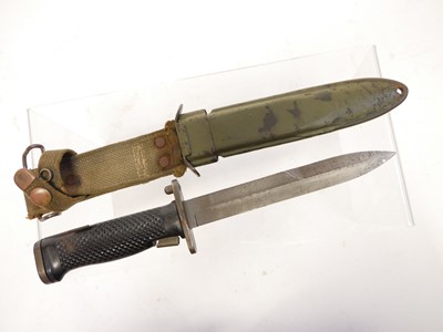 Lot 323 - US M5 bayonet and scabbard
