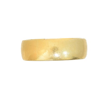 Lot 37 - A yellow metal band ring