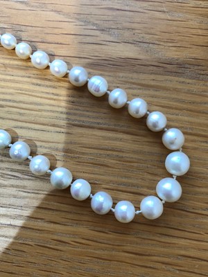 Lot 33 - A pearl and diamond necklace