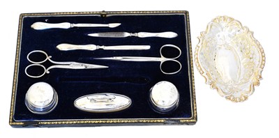 Lot 152 - A selection of silver