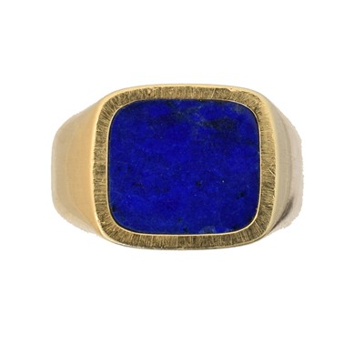 Lot A lapis lazuli signet ring