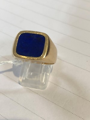 Lot 140 - A lapis lazuli signet ring