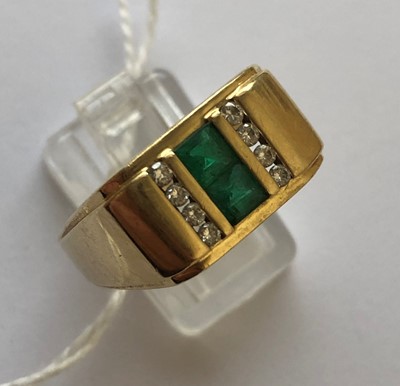 Lot 66 - An emerald and diamond dress ring