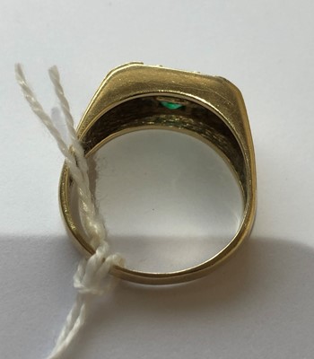 Lot 66 - An emerald and diamond dress ring