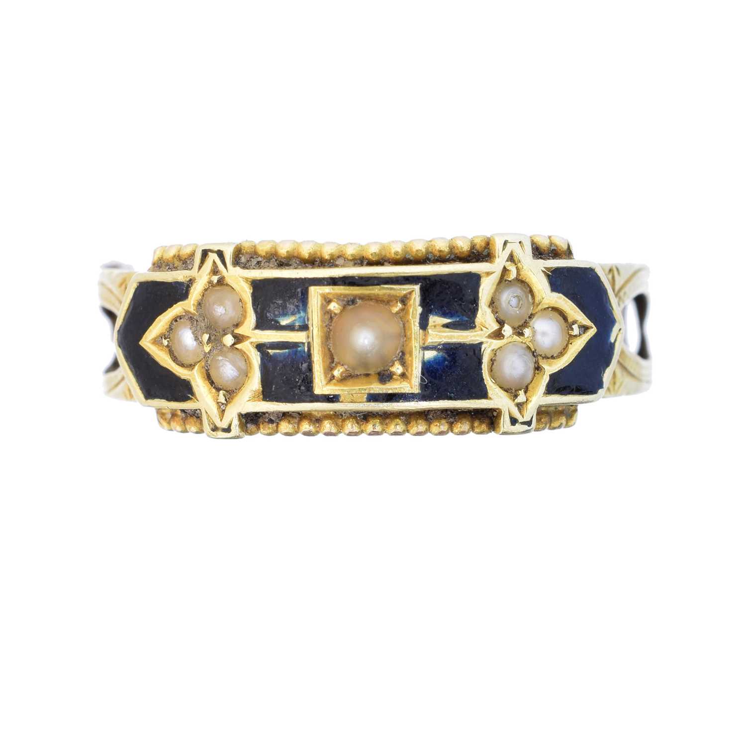 Lot 26 - An 18ct gold split pearl and enamel mourning ring