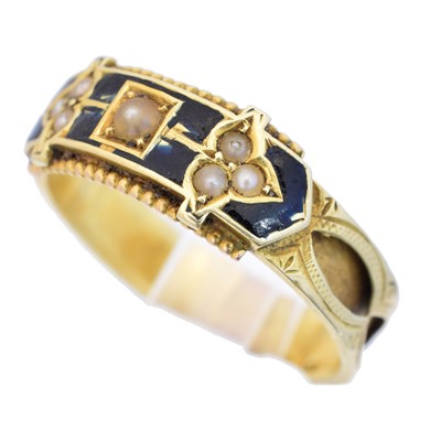 Lot 26 - An 18ct gold split pearl and enamel mourning ring