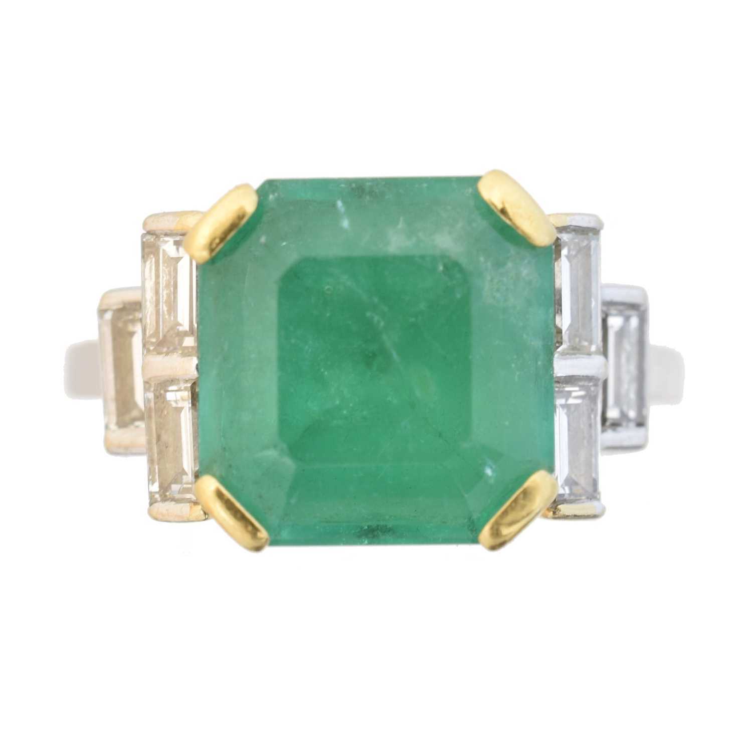 Lot 176 - An emerald and diamond dress ring