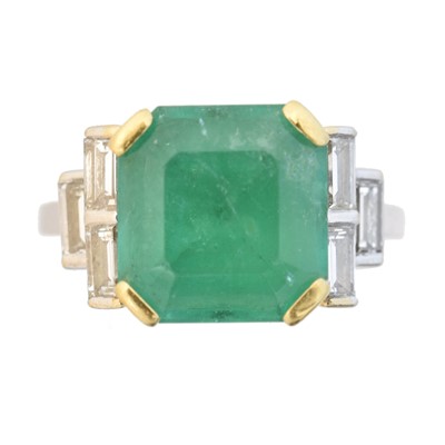 Lot 176 - An emerald and diamond dress ring