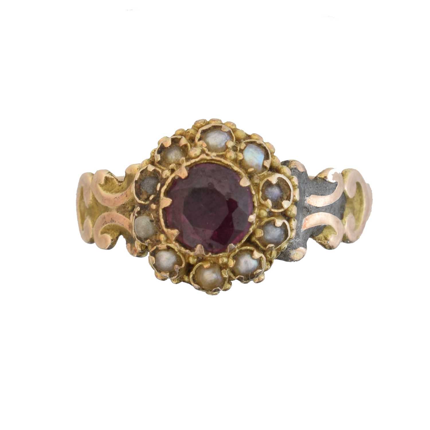 Lot 41 - A late Victorian 15ct gold garnet and split pearl cluster ring