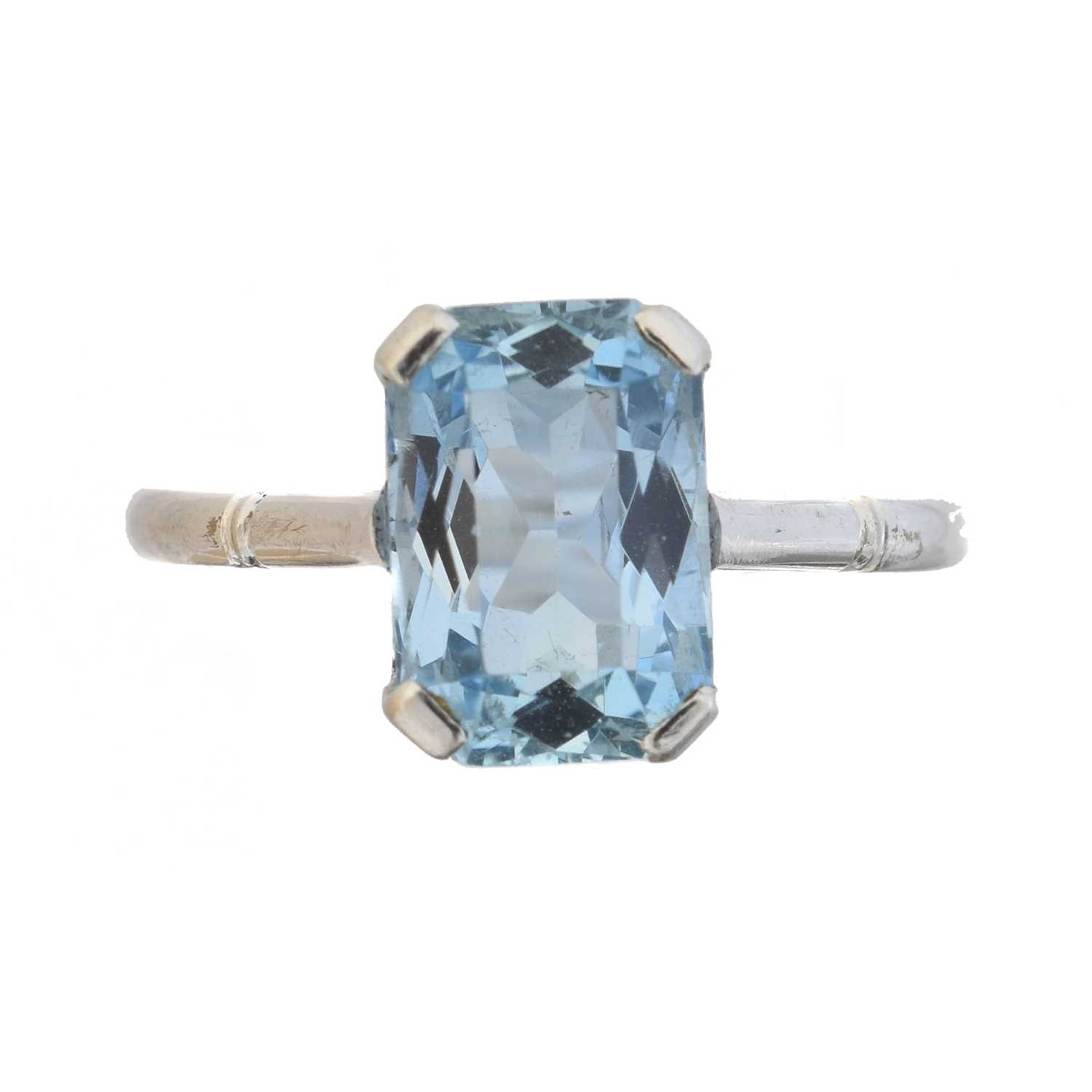 Lot 72 - An aquamarine single stone ring