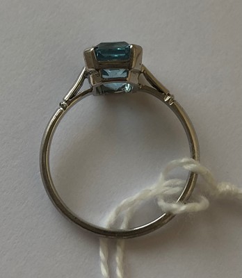 Lot 72 - An aquamarine single stone ring