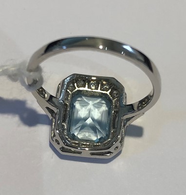 Lot 71 - An aquamarine and diamond dress ring