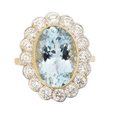Lot 74 - An aquamarine and diamond cluster ring