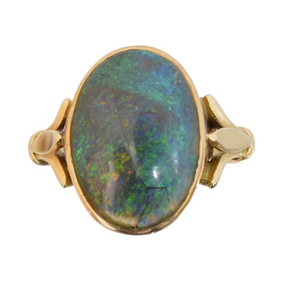 Lot 165 - An 18ct gold boulder opal ring