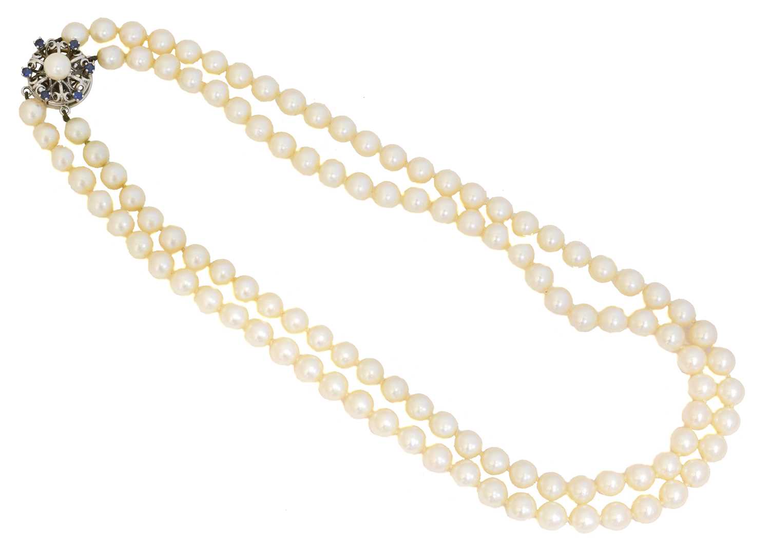 Lot A cultured pearl necklace