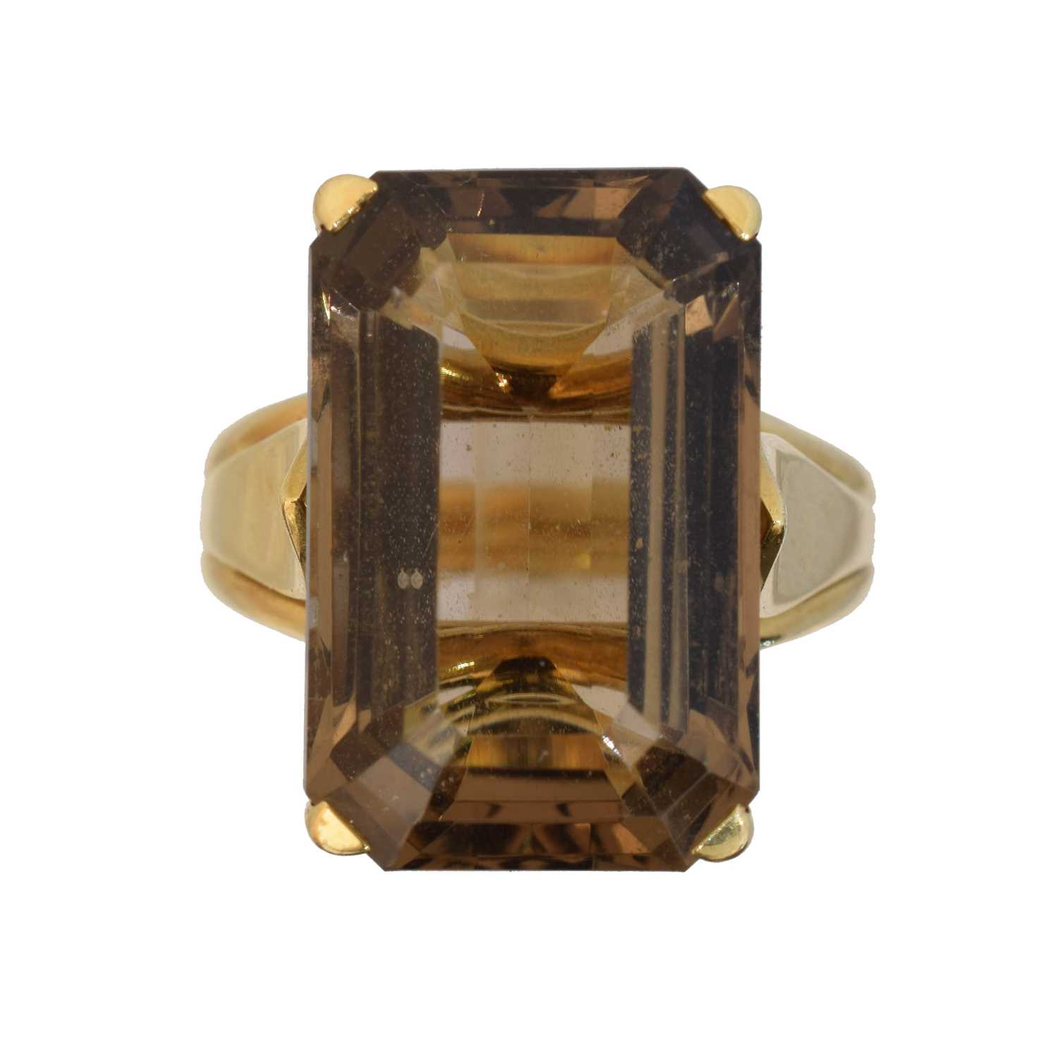 Lot 118 - A smoky quartz dress ring