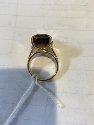 Lot 118 - A smoky quartz dress ring