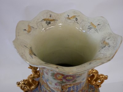 Lot 165 - 20th-century Chinese vase