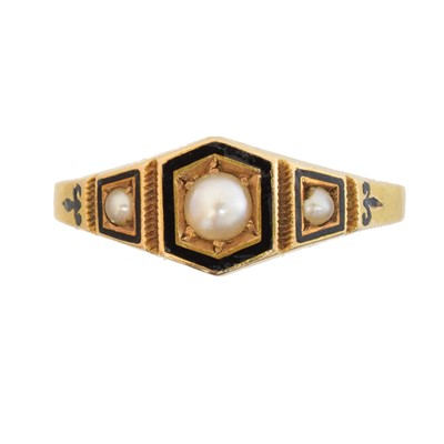 Lot 179 - A late Victorian 15ct gold mourning ring