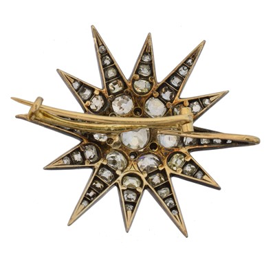Lot 28 - A diamond star brooch