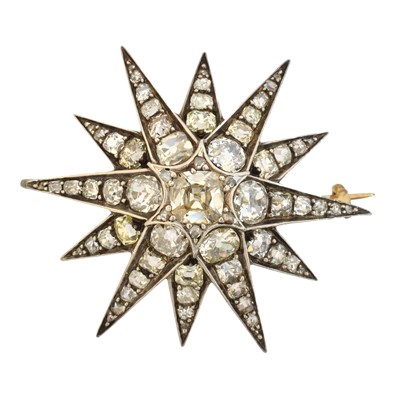 Lot 28 - A diamond star brooch