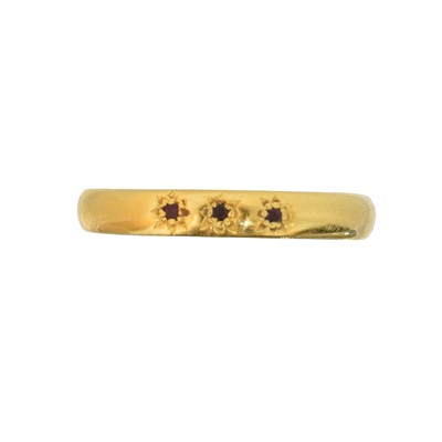Lot 117 - A Victorian 22ct gold ruby band ring