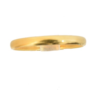 Lot 29 - A 22ct gold band ring