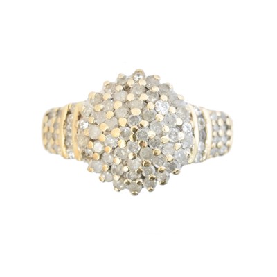 Lot 150 - A diamond cluster ring